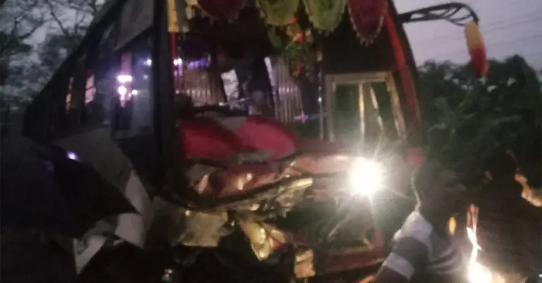 দুর্ঘটনাগ্রস্ত বাস